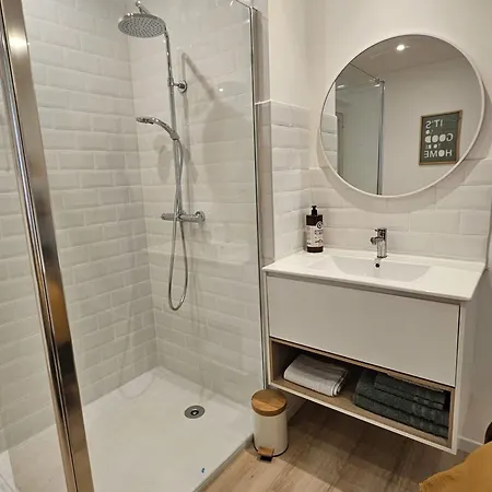 Maison De Renovee Avec Garage Privatif A - Fr-1-589-834