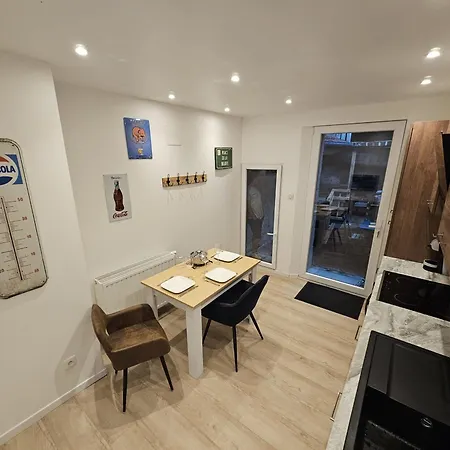 Maison De Renovee Avec Garage Privatif A - Fr-1-589-834